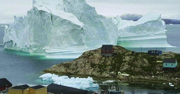 格陵兰西北部沿海地区今年7月漂来一座巨大冰山，当局忧心冰山大规模冰融崩解会造成致灾性大海啸，所幸最终并未发生。（美联社）