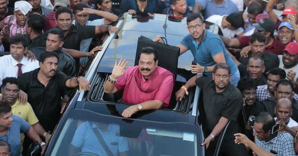 斯里兰卡前总统拉贾帕克萨（中）星期三参与在科伦坡的反对派示威者，抗议政府将汉班托塔港口租予中国。（美联社） 