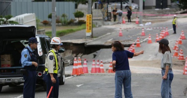 日本北海道6日凌晨观测到强震，札幌市清田区严重土壤液化，居民忙着处理。（网络图）