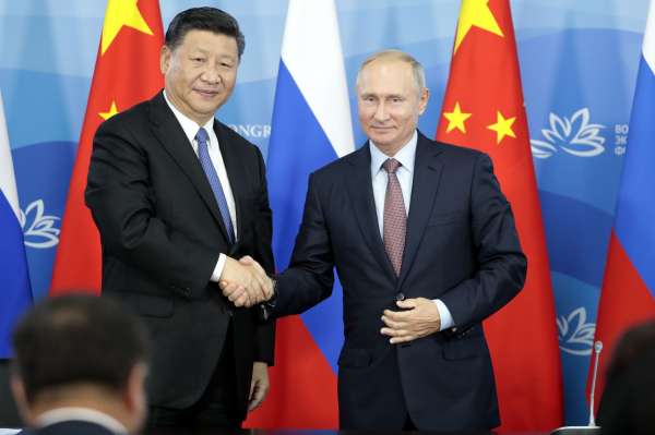 俄罗斯总统普丁（右）星期二在海参崴举行会谈后，在双边合作文件的签署仪式上握手。（美联社