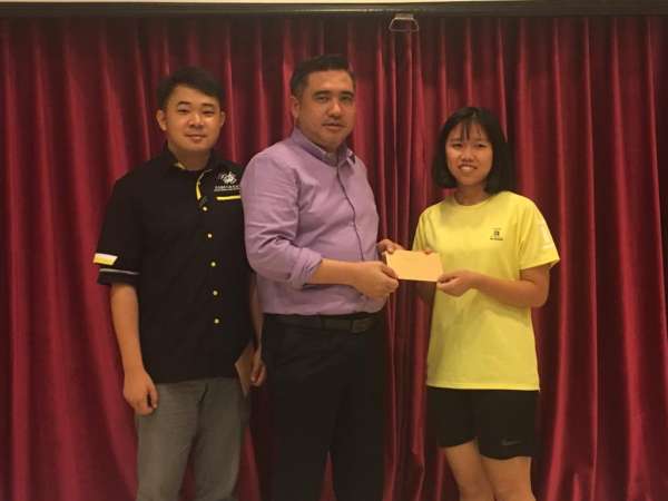 陆兆福（中）颁发奖励金予会员子女陈雨芯，左为森记协主席陈劭洋。