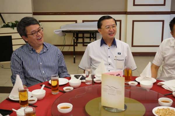 郑修强（左二）宣布竞选马华署理总会长职，颜炳寿（左）陪同造势。