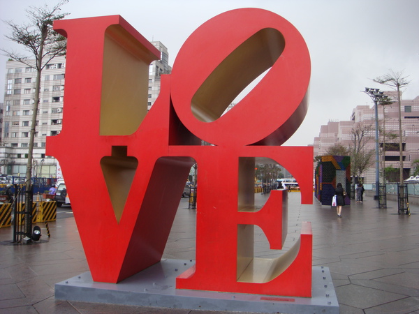 图为印第安纳创作的著名雕塑“LOVE”。
