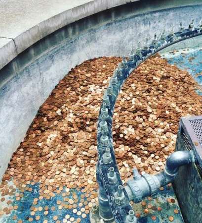 英国一名艺术家为通过实验观察人性，在喷泉中放了10万枚硬币。（图撷取自IG@annabrownsted）