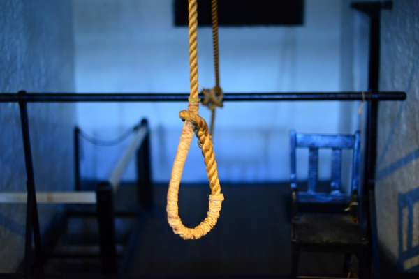 19岁少年以家中吊扇上吊。（网络图）