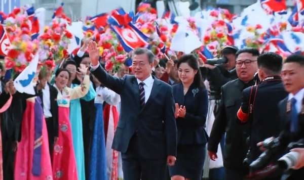 韩国总统文在寅（图中挥手者）18日抵达朝鲜首都平壤，与朝鲜领导人金正恩展开第3次的高峰会谈，试图重启朝鲜与美国之间停滞不前的非核化谈判。（韩联社）