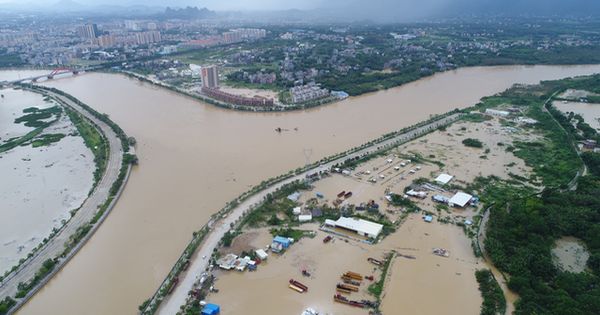 “山竹”经过的广东省阳江市阳春市是重灾区，洪水星期二仍未退。（新华社）