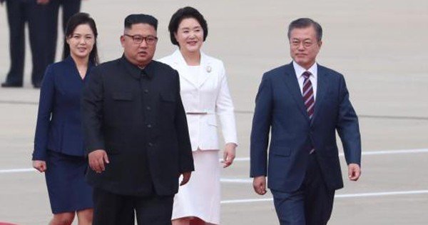 韩国总统文在寅抵达朝鲜平壤，朝鲜最高领导人金正恩携夫人李雪主到机场迎接。（网络图）