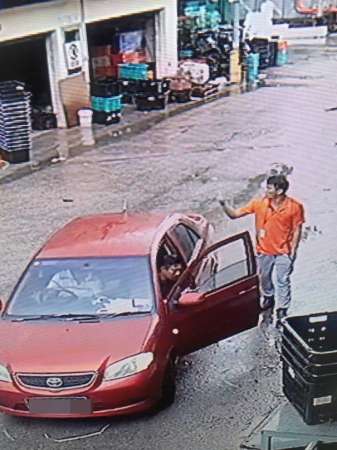 乘坐红色轿车的两名男子，冒充是关税局官员，要检查蔬菜供应商经理（右）。 