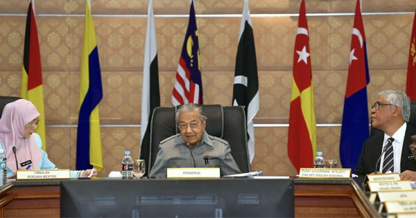 马哈迪今日主持反贪内阁特别委员会会议后，举行记者会。