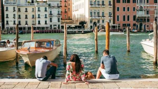 威尼斯提议禁止游客坐在地上。