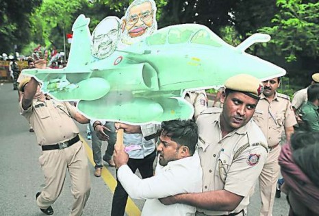 印度在野国大党支持者上星期六在新德里示威，指控莫迪政府涉嫌在2016年干预达索阵风战机军购合同，期间被警方拖走。（美联社）