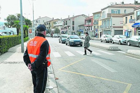 根据法国政府的新交通法例，在过路地点不礼让行人的司机将一律被重罚。 