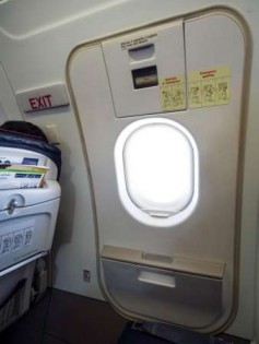 印度捷行航空有乘客要打开机舱门上厕所，幸好被制伏。