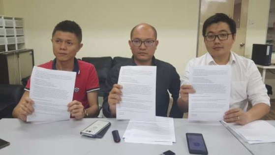 陈志佳（左起）、邹裕豪陪同陈伟健召开记者会，针对本身的技术错误而道歉。
