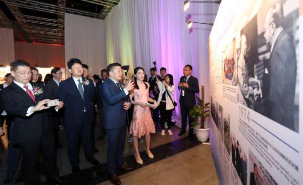 倪可敏（左起）、白天及雷京参观“共建美好未来”图片展，了解了中国经历改革开放40年的巨大改变，以及马中两国建交44年来的坚固友谊。