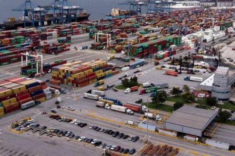 美中贸易战打得火热，但谁能笑到最后？图为美国巴尔的摩港。（网络图）