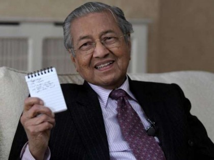 马哈迪在记者会上掏出随身携带的小记录簿，指会即时记录内阁成员须立即采取的行动。