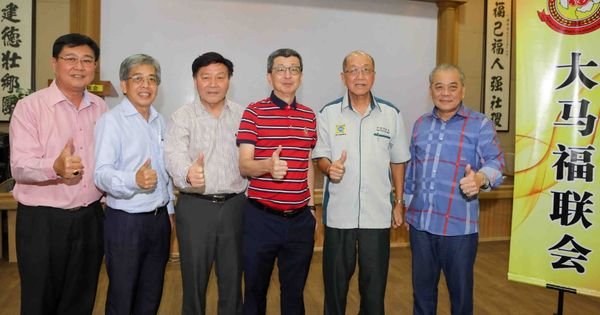 林福山（左四）与福联会第27届理事（2018-2021）主要领导人团结一致。左起黄振兴、董仕星、陈康益、林福山、曾德发、吴添泉。