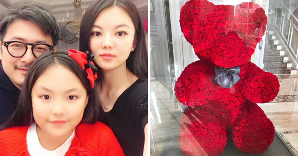Angela王诗龄与父母庆祝生日，收到价值逾5000令吉的红玫瑰小熊礼物。（网络图）