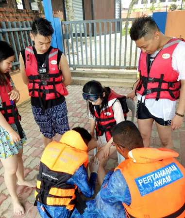 香港女游客在水上摩托意外中吉人天相，只伤及脚部。 
