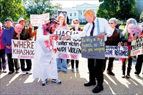 美国反战团体19日聚集白宫外，针对沙地记者卡舒吉遭杀害一事示威。（网络图）