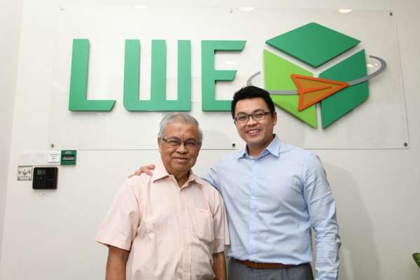 黄晟尧（右）与身为LWE创办人的父亲黄哲强，共同推动跨境物流业务。 