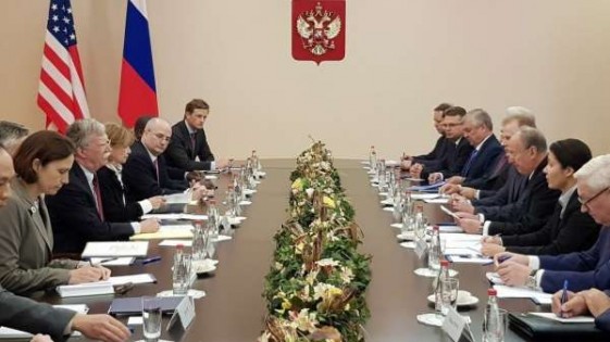 在美国国安顾问波顿（左二）访问莫斯科，和俄罗斯国家安全会议秘书长派楚希夫（右三）举行会谈之际，美国总统特朗普放话，在别国“醒悟过来”之前要强化核武库。（欧新社）