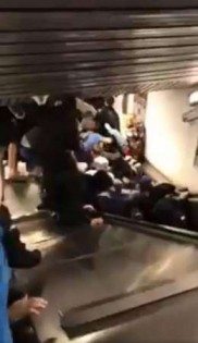 站满人的下行电梯突然加速，上面的乘客纷纷倒下，不少人挤压在电梯底部。（网络图）