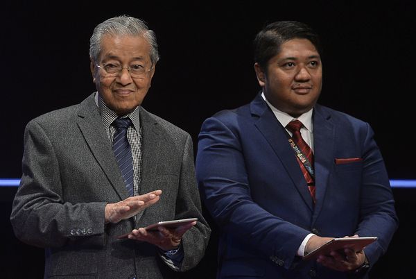 马哈迪为国际技术分析联合会2018年年会开幕。右为尼克莫哈末伊山。 