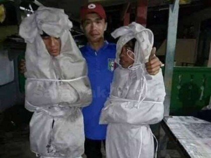 两名扮成“包头僵尸”的少年遭村民报警逮捕。（网络图）