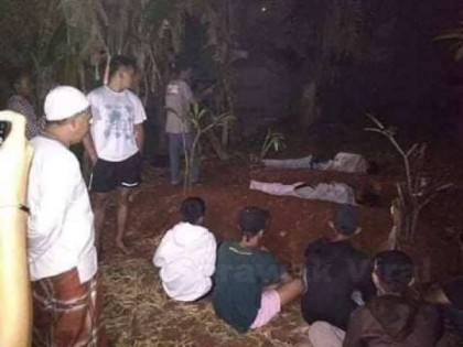 两名印尼少年因扮僵尸吓村民，被警察带到坟墓过夜。（网络图）