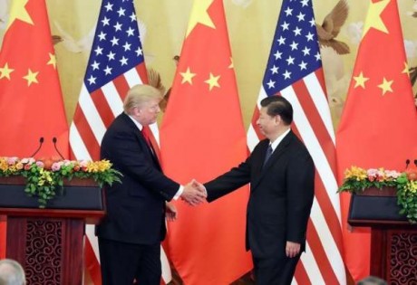 美国总统特朗普（左）与中国国家主席习近平将在20国集团峰会（G20）期间举行“特习会”。图为特朗普与习近平2017年11月在北京会面。（中新社）