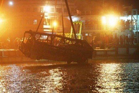 坠落长江的重庆公车被打捞上岸。 （新华社）