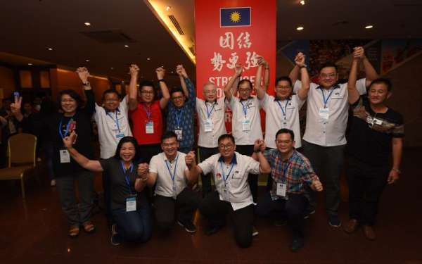 魏家祥（左五）与马汉顺（左六）和团队支持者欢呼在马华党选中大获全胜。
