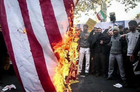 美国下令严厉制裁伊朗，在伊朗国内已出现强烈的反美游行。(美联社)