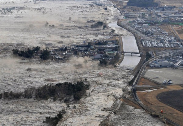 日本三一一地震引发海啸，造成逾1.5万人死亡、逾2000人通报失踪。（美联社）