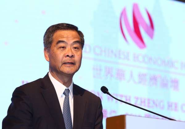 梁振英在世界华人经济论坛上发表开幕演词。