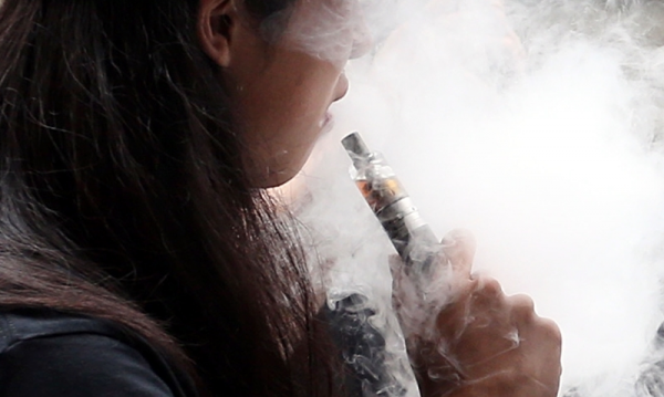 美国食品及药物管理局高级官员透露，因青少年吸食电子烟情况泛滥，他们将实施新的严格管制。（中央社）