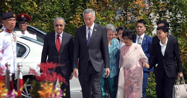 首相敦马哈迪及夫人敦茜蒂哈丝玛出席新加坡总理李显龙伉俪在总统府所设的午宴。