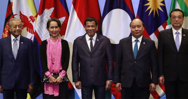 首相敦马哈迪医生（左起）、缅甸国务资政昂山素枝、菲律宾总统杜特蒂、越南总理阮春福及中国总理李克强目前在新加坡出席峰会。
