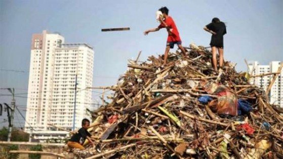 印尼青少年在垃圾堆中寻找用过的卫生棉，煮水喝下当作吸毒。