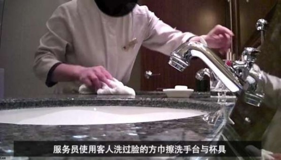 中国网民14日发布影片，包括高级饭店清洁人员用洗发精洗杯子、拋弃式杯盖从垃圾桶中捡出来，再盖回玻璃杯上。（网络图）