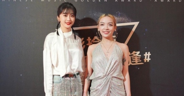 中国嘻哈女歌手VaVa（右）拒领2018全球华语金曲颁奖杯，事件引发轩然大波。