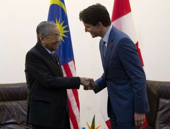 世界最年长领袖马哈迪（左）与年轻领袖特鲁多会晤。 