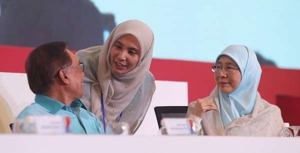 努鲁依莎（中）想要在公正党大会上看见父亲安华（左）坐在台上的简单梦想需要20年的斗争和坚持才可以实现。其母亲旺阿兹莎（右）的付出与牺牲同样成就了马来西亚的改革和开放。一家人的和谐给予国人精神上的向往，在创新的趋势中，维护了传统的文化。