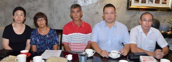朱玉叶奸杀案受 害人家属在记者会上表明反对废除死刑。王国慧(左起)、朱亚寿、 林金莲、林桂亿医生及林文明