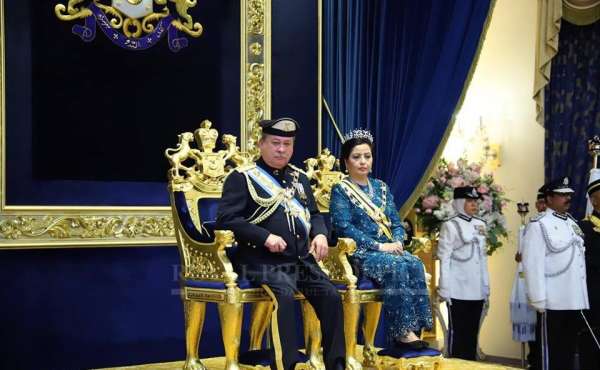 柔佛苏丹依布拉欣陛下在新山大王宫庆祝60岁华诞，柔佛苏丹后拉惹查丽苏菲雅陪伴在侧。