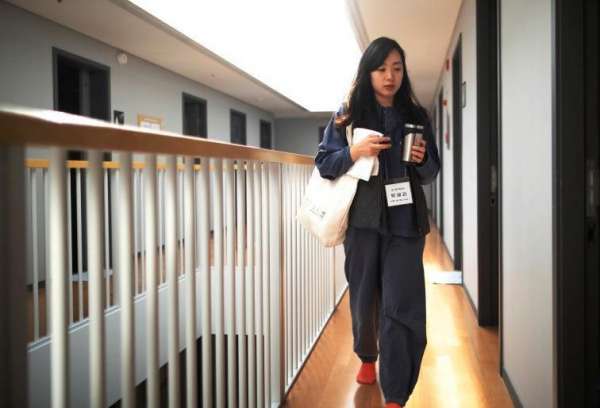 创业项目经理朴惠利（音译，28岁）于11月10日入住“内心牢笼”监狱。（中新社）