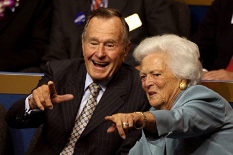 老布什和妻子芭芭拉隔8个月相继离世，夫妻俩过往的成就令人钦佩。